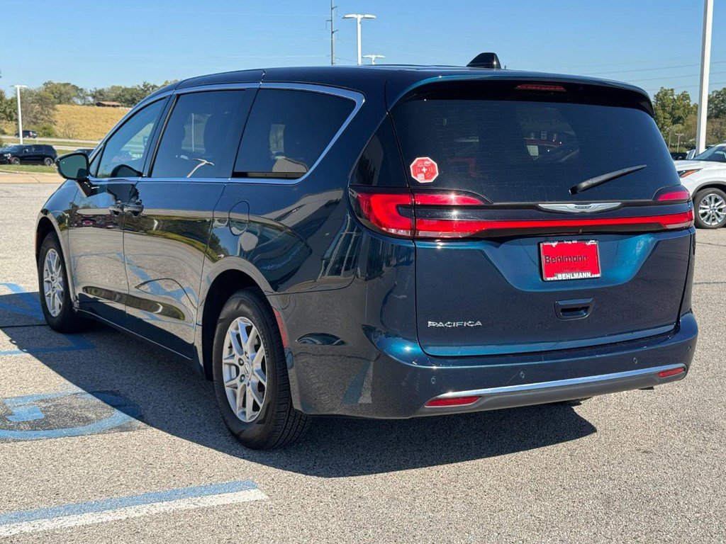 Used 2025 Chrysler Pacifica Select FWD image 8