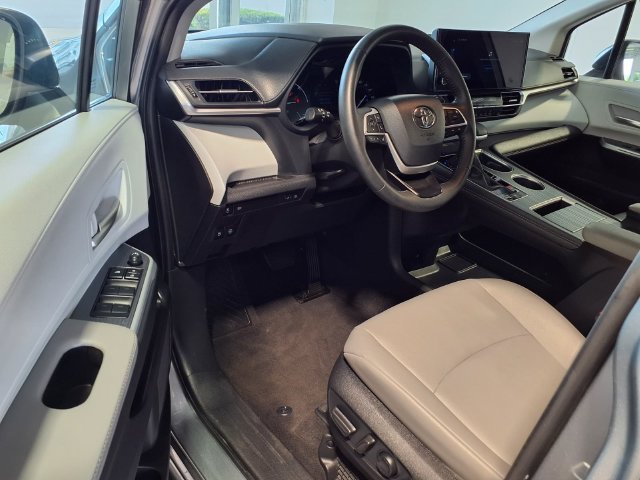 Used 2026 Toyota Sienna XLE FWD image 6