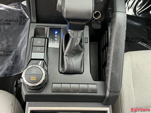 Certified 2025 Toyota 4Runner SR5 AWD/4WD image 31