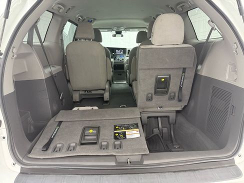 Used 2020 Toyota Sienna L image 21