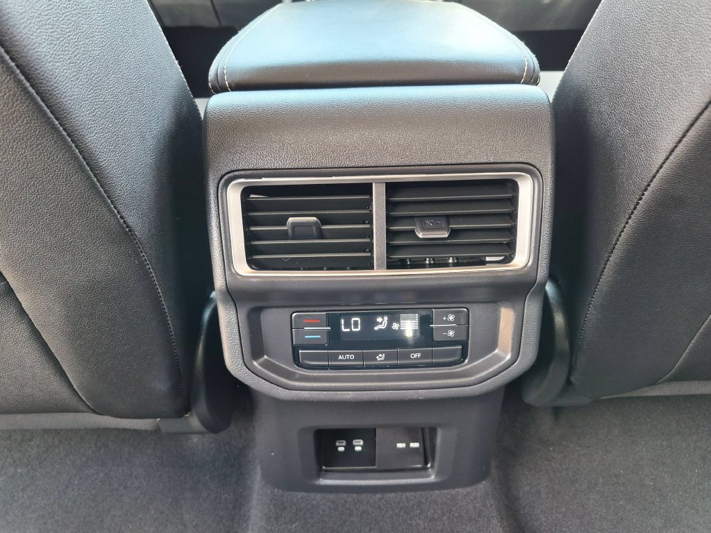 Used 2025 Volkswagen Atlas SE FWD image 22