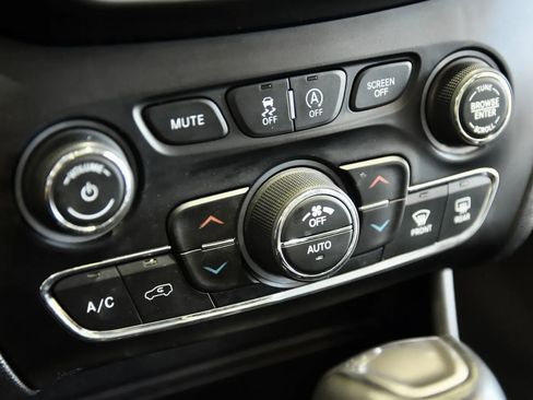 Used 2019 Jeep Cherokee Limited image 14