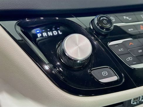 Used 2024 Chrysler Pacifica Touring-L image 19