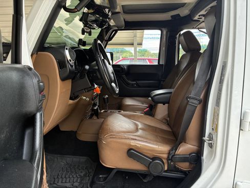 Used 2015 Jeep Wrangler Unlimited Sahara w/ Connectivity Group AWD/4WD image 11