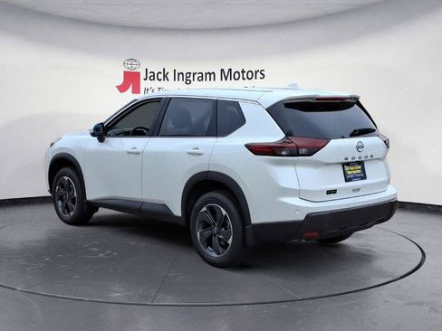 Certified 2026 Nissan Rogue SV FWD image 3