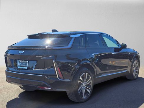 Used 2026 Cadillac Lyriq Luxury AWD/4WD image 3