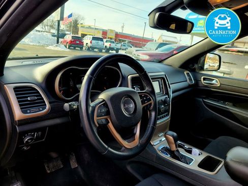 Used 2017 Jeep Grand Cherokee Laredo image 5