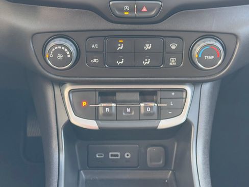 Used 2024 GMC Terrain SLE image 15