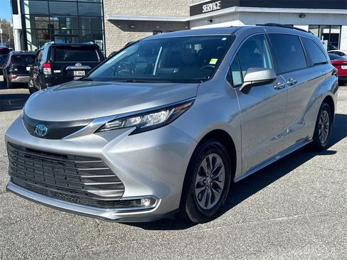 Certified 2023 Toyota Sienna XLE image 7