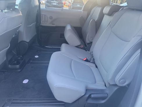 Used 2025 Toyota Sienna XLE image 17