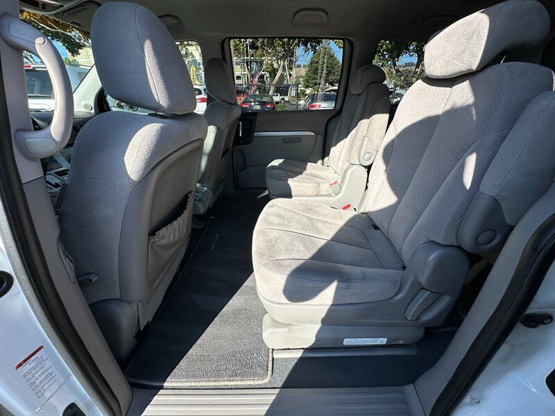 Used 2008 Hyundai Entourage GLS FWD image 19