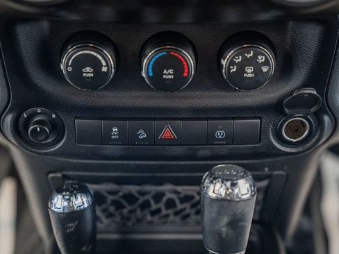 Used 2017 Jeep Wrangler Unlimited Sahara w/ Connectivity Group image 29