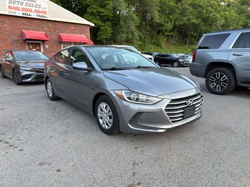 Used 2017 Hyundai Elantra SE FWD image 3