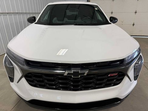 Used 2024 Chevrolet Trax RS FWD image 3
