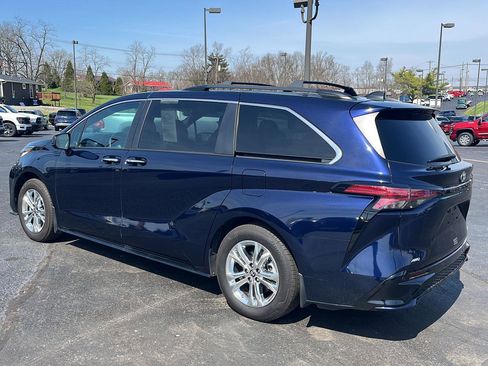 Used 2022 Toyota Sienna XSE w/ XSE Plus Package image 3