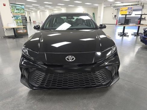 Used 2025 Toyota Camry SE AWD/4WD image 2