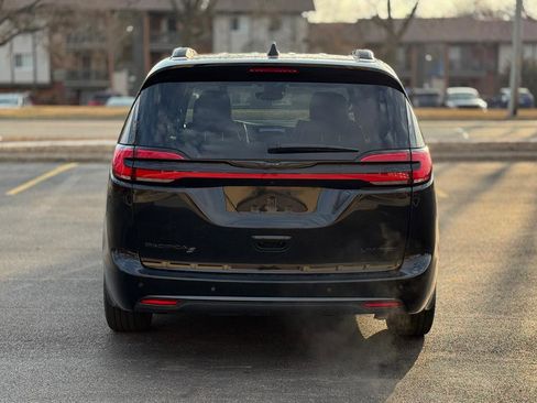 Used 2025 Chrysler Pacifica Limited image 6
