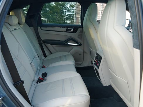 Used 2019 Porsche Cayenne Turbo image 37