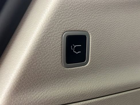 Used 2024 Chrysler Pacifica Touring-L FWD image 29
