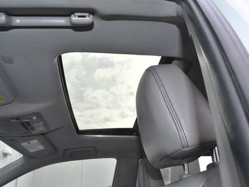 Used 2019 Toyota Highlander XLE w/ Carpet Mat Package (TMS) image 19