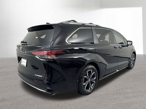 Used 2025 Toyota Sienna Platinum image 37