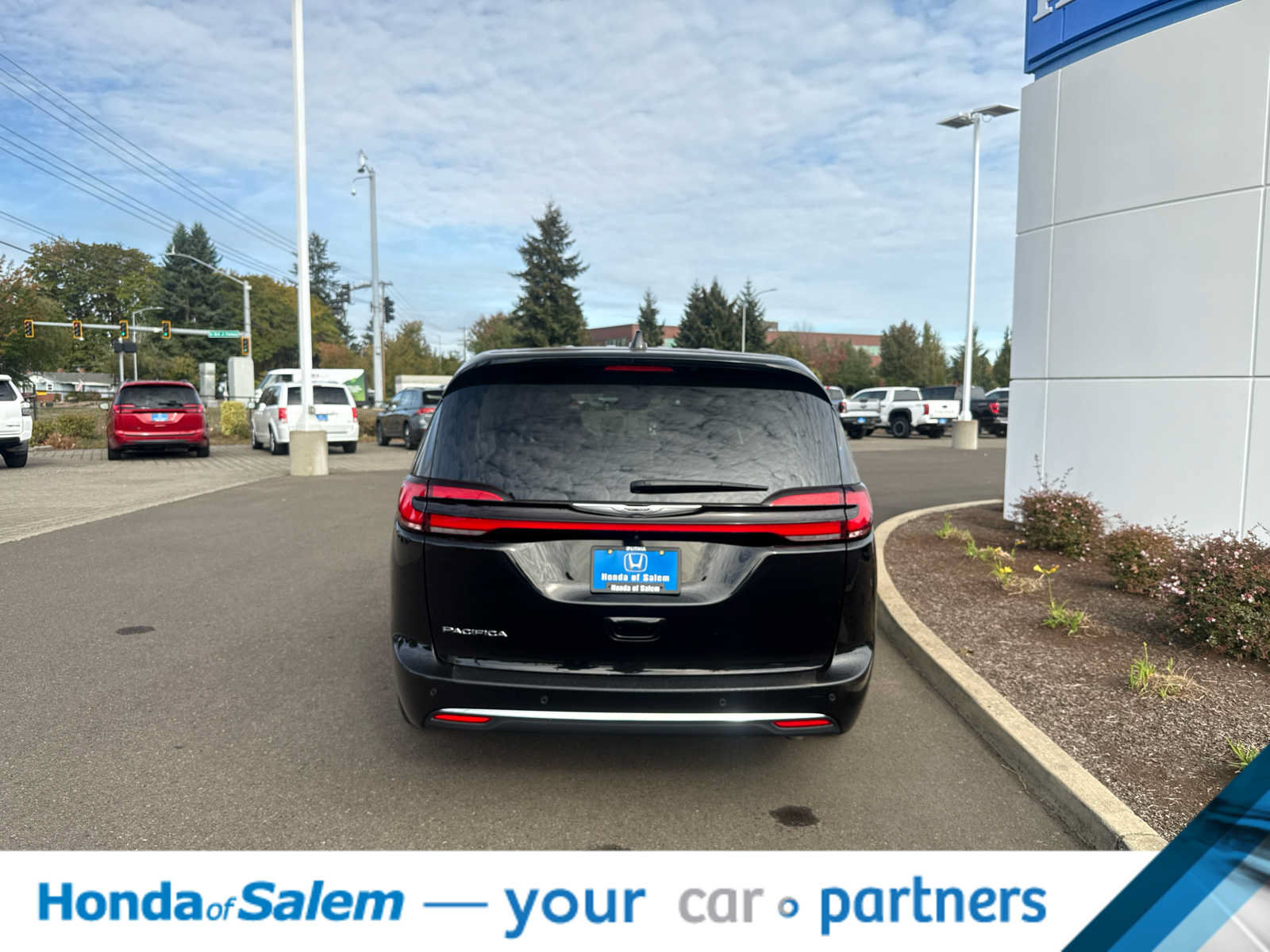 Used 2024 Chrysler Pacifica Touring-L FWD image 5