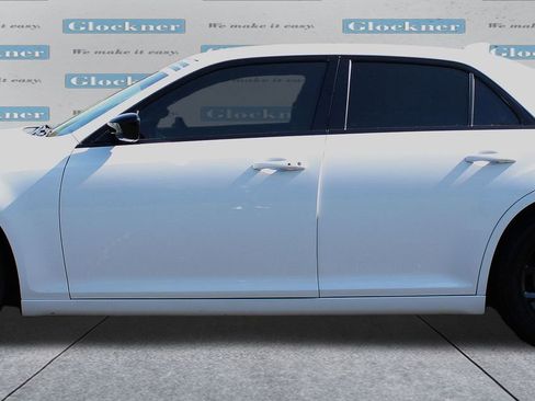 Used 2022 Chrysler 300 Touring w/ Sport Appearance Package image 9