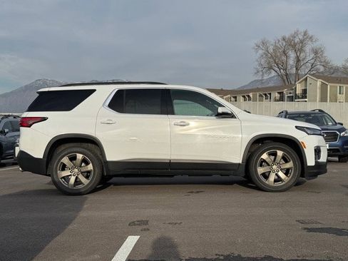 Used 2022 Chevrolet Traverse LT w/ LT Premium Package image 2
