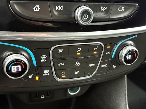 Used 2023 Chevrolet Traverse LT image 16