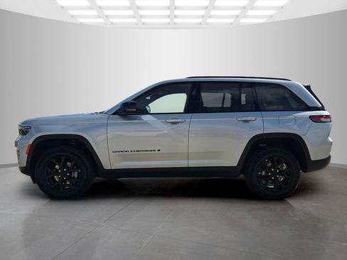 Used 2025 Jeep Grand Cherokee Altitude AWD/4WD image 8