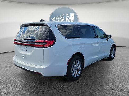 New 2027 Chrysler Pacifica Select AWD/4WD image 3