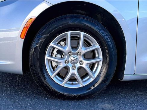 Used 2024 Chrysler Pacifica Touring-L image 33