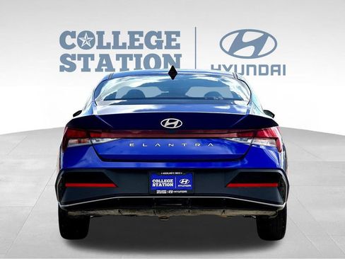 Used 2025 Hyundai Elantra SE FWD image 9