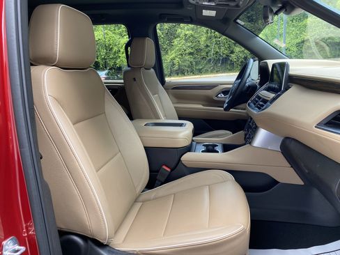 Used 2024 Chevrolet Suburban Premier w/ Premium Package RWD image 38