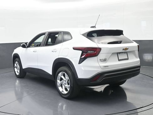 Used 2025 Chevrolet Trax LS w/ LS Convenience Package FWD image 4