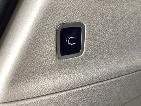 Used 2023 Chrysler Pacifica Touring-L FWD image 13