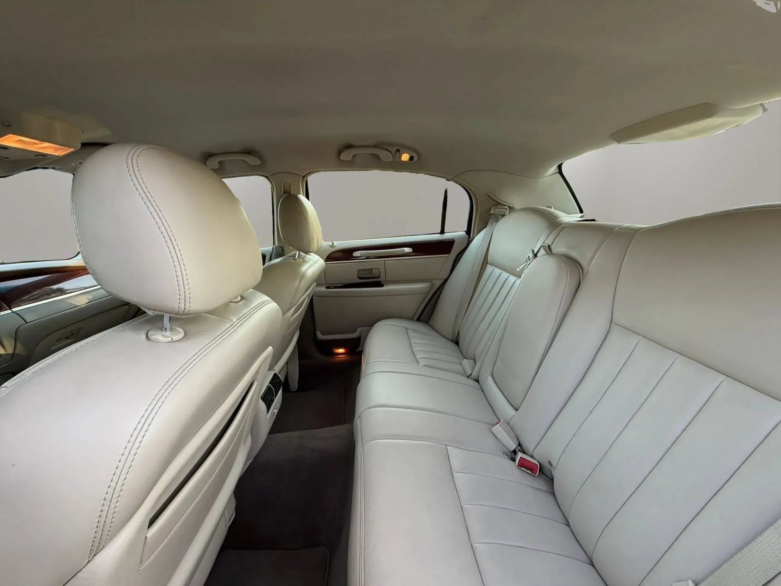 Used 2003 Lincoln Town Car Executive RWD image 25