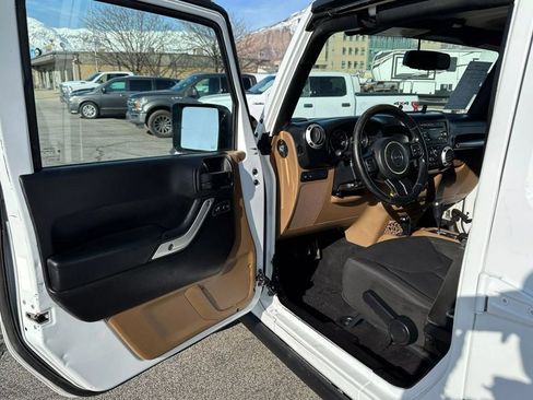 Used 2015 Jeep Wrangler Unlimited Rubicon w/ Max Tow Package image 5