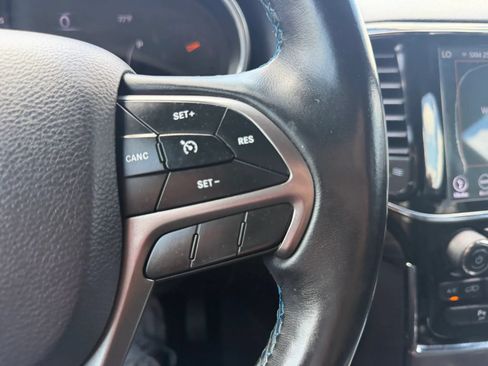Used 2019 Jeep Grand Cherokee Laredo AWD/4WD image 30
