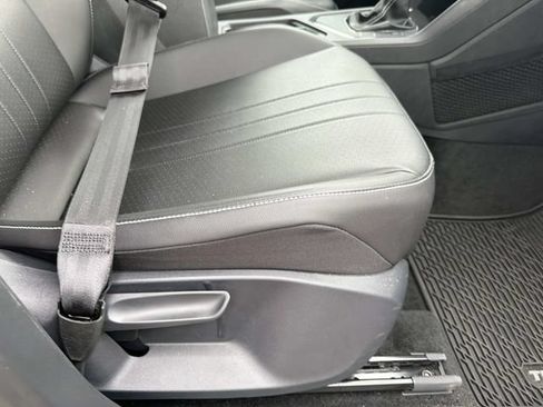 Used 2024 Volkswagen Tiguan SE w/ Panoramic Sunroof Package FWD image 16