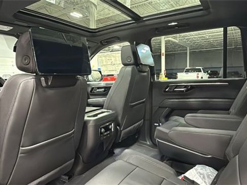 New 2026 Chevrolet Suburban Z71 image 12