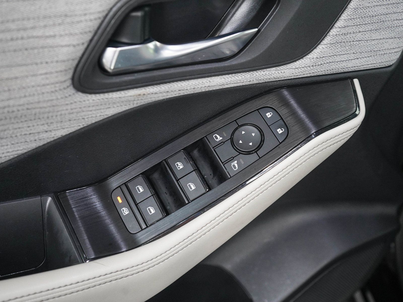 Used 2023 Nissan Rogue SV AWD/4WD image 19