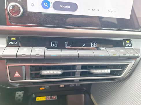 Used 2025 Toyota Camry SE w/ Convenience Package image 26