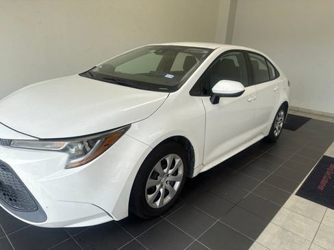 Used 2020 Toyota Corolla LE FWD image 3