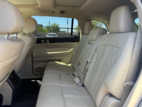 Used 2019 Lincoln MKT AWD image 9