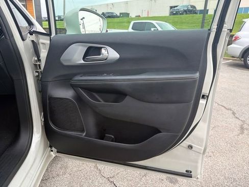 Used 2019 Chrysler Pacifica Touring-L Plus w/ Advanced Safetytec Group FWD image 37