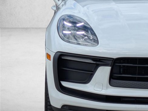 Certified 2025 Porsche Macan AWD/4WD image 12