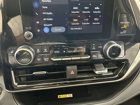 Used 2023 Toyota Highlander XLE AWD/4WD image 16