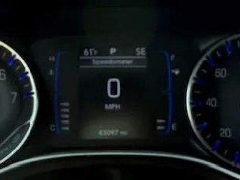 Used 2020 Chrysler Voyager L image 15