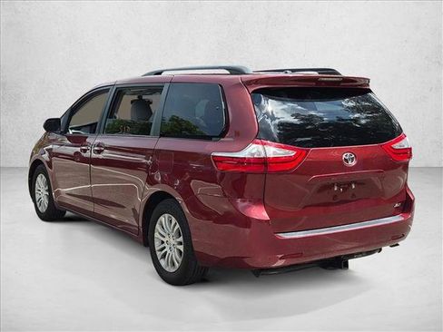 Used 2017 Toyota Sienna XLE FWD image 3